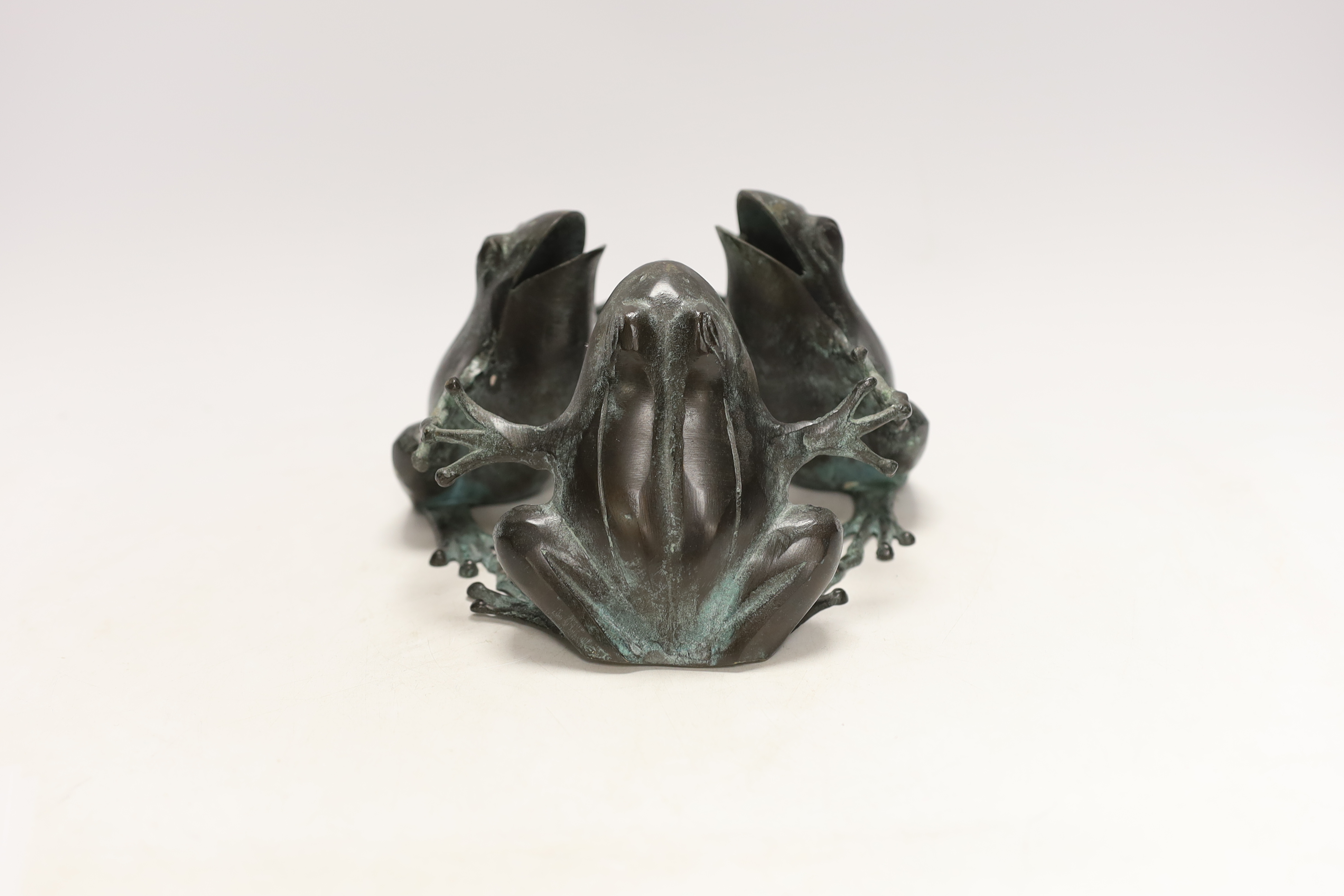A bronze frog figure group, 18cm in diameter